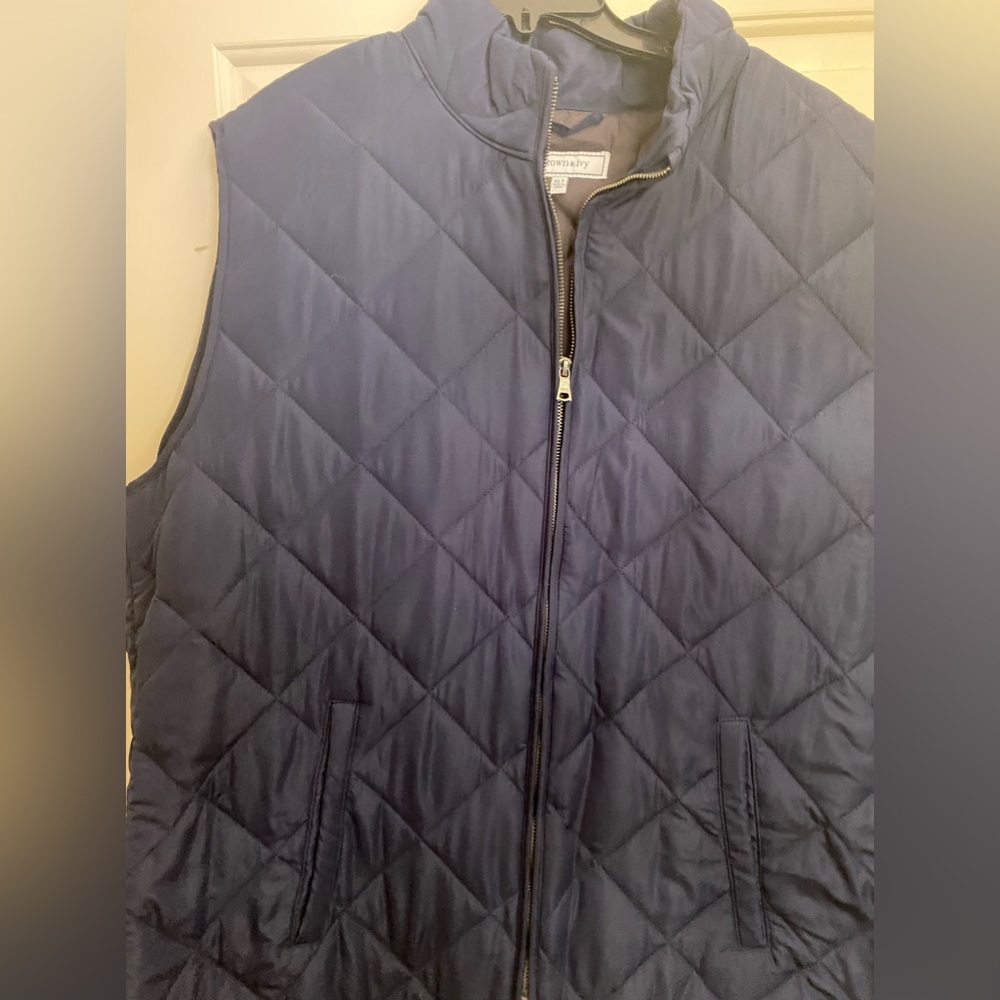 Xlt crown and ivy vest! Like new! Wore once. No issues.